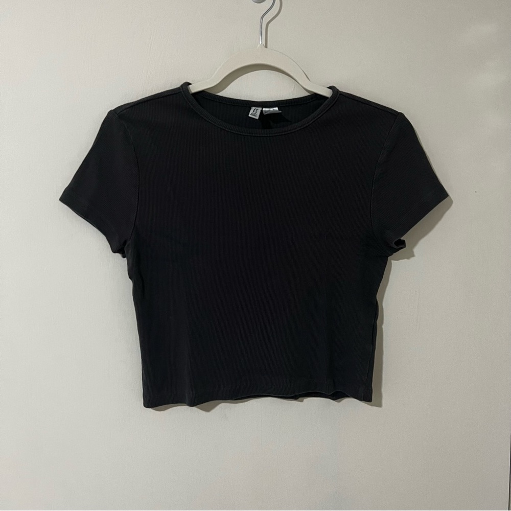 H&M Divided Dark Grey Ribbed Baby Tee Size M (medium)